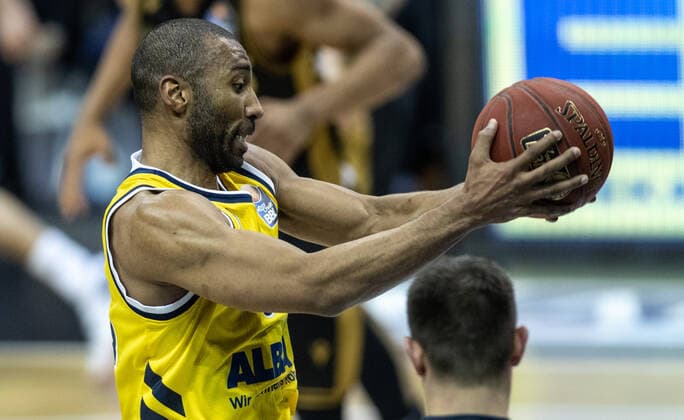22.04.2021, Berlin, Basketball, 1. Bundesliga, easyCredit BBL, Hauptrunde, 29.Spieltag, Mercedes Benz Arena: ALBA Berlin - Basketball Loewen Braunschweig. ALBAs Jayson Granger faengt den Ball. ALBA Berlin - Loewen Braunschweig