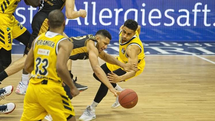 v.l. b35 Maodo Lo - Alba 0, 22.04.2021, BBL, Alba Berlin vs Basketball Loewen Braunschweig, in der Mercedes Benz Arena, GER, Berlin, 22.04.2021, BBL, Alba vs Basketball Loewen Braunschweig Berlin Copyright: xUwexKoch Eibner-Pressefotox EP_UKH