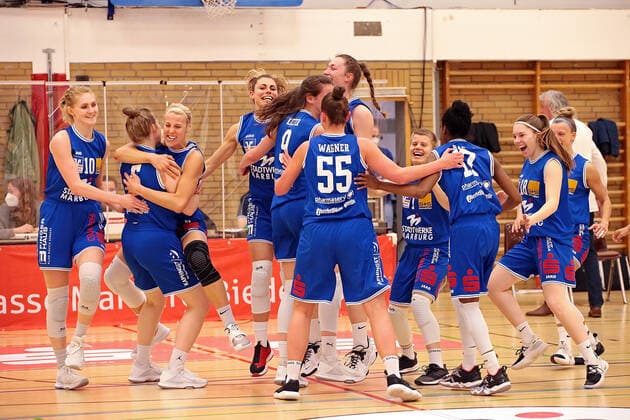 22.04.2021, xovx, Basketball Damen Bundesliga - Playoffs Spiel um Platz 3, Spiel 1, BC pharmaserv Marburg - Herner TC Die Spielerinnen des BC Marburg bejubeln den 82:41 Sieg gegen den Herner TV Marburg Sporthalle Georg Gaßmann Stadion Hessen Deutschland (DE)