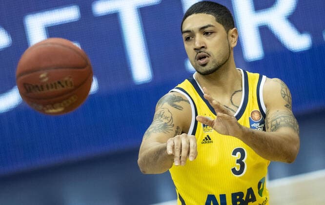 22.04.2021, Berlin, Basketball, 1. Bundesliga, easyCredit BBL, Hauptrunde, 29.Spieltag, Mercedes Benz Arena: ALBA Berlin - Basketball Loewen Braunschweig. ALBAs Peyton Siva spielt den Ball. ALBA Berlin - Loewen Braunschweig