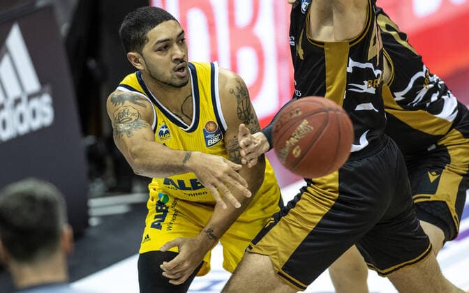 22.04.2021, Berlin, Basketball, 1. Bundesliga, easyCredit BBL, Hauptrunde, 29.Spieltag, Mercedes Benz Arena: ALBA Berlin - Basketball Loewen Braunschweig. ALBAs Peyton Siva spielt den Ball. ALBA Berlin - Loewen Braunschweig