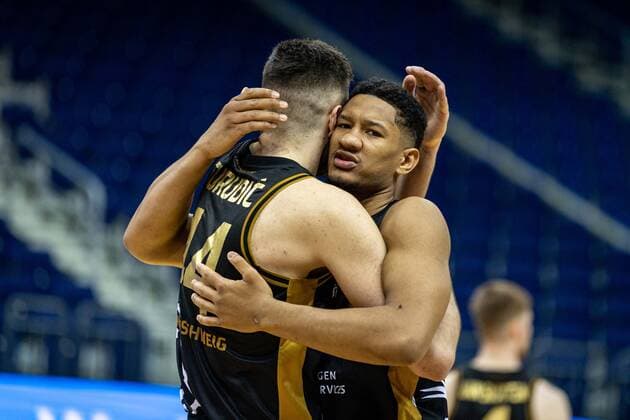 Basketball Berlin 22.04.2021 1. Bundesliga easyCredit-BBL BBL Saison 2020 2021 Alba Berlin - Basketball Löwen Braunschweig Jubel Braunschweig Karim Jallow (Braunschweig, No.35) Benedikt Turudic (Braunschweig, No.44)