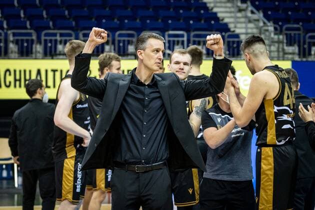 Basketball Berlin 22.04.2021 1. Bundesliga easyCredit-BBL BBL Saison 2020 2021 Alba Berlin - Basketball Löwen Braunschweig Jubel Braunschweig Pete Strobl (Braunschweig, Trainer) und andere