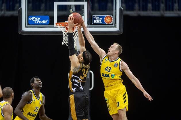 Basketball Berlin 22.04.2021 1. Bundesliga easyCredit-BBL BBL Saison 2020 2021 Alba Berlin - Basketball Löwen Braunschweig Luke Sikma (Alba Berlin, No.43) Gavin Schilling (Braunschweig, No.34)