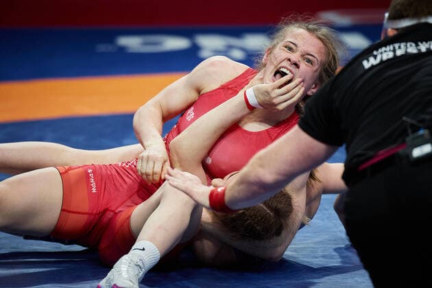 Bilder des Jahres 2021, Sport 04 April Sport Themen der Woche KW16 2021.04.22, Warszawa, Hala Torwar, Mistrzostwa Europy w zapasach w stylu wolny i klasycznym N z Zapasy kobiet 57 kg, walka (POL) Anhelina Lysak (red) vs (UKR) Alina Hrushyna Akobiia (blue) Fot Rafal Oleksiewicz PressFocus 2021.04.22, Poland, Warszawa, Hala Torwar, Wrestling Senior European Championships 2021 Women s wrestling 57 kg match (POL) Anhelina Lysak (red) vs (UKR) Alina Hrushyna Akobiia (blue) Credit Rafal Oleksiewicz PressFocus NEWSPIX.PL --- Newspix.pl  20210422_RO0608