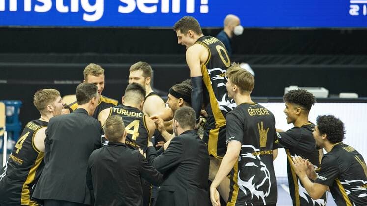 Jubel und Freude bei den Braunschweigern , Lukas Wank - Braunschweig 0,22.04.2021, BBL, Alba Berlin vs Basketball Loewen Braunschweig, in der Mercedes Benz Arena, GER, Berlin, 22.04.2021, BBL, Alba vs Basketball Loewen Braunschweig Berlin Copyright: xUwexKoch Eibner-Pressefotox EP_UKH