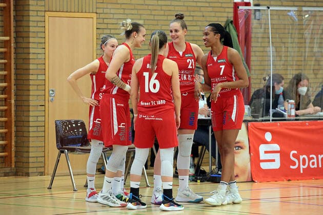 22.04.2021, xovx, Basketball Damen Bundesliga - Playoffs Spiel um Platz 3, Spiel 1, BC pharmaserv Marburg - Herner TC v.l. Jule Groll (Herner TC), Kristina Topuzovic (Herner TC), Chloe Bully (Herner TC), Sarah Polleros (Herner TC), Dayna Rouse (Herner TC) Marburg Sporthalle Georg Gaßmann Stadion Hessen Deutschland (DE)