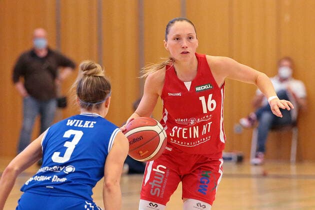 22.04.2021, xovx, Basketball Damen Bundesliga - Playoffs Spiel um Platz 3, Spiel 1, BC pharmaserv Marburg - Herner TC v.l. Alexandra Wilke (BC Pharmaserv Marburg), Chloe Bully (Herner TC) Marburg Sporthalle Georg Gaßmann Stadion Hessen Deutschland (DE)