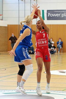 22.04.2021, xovx, Basketball Damen Bundesliga - Playoffs Spiel um Platz 3, Spiel 1, BC pharmaserv Marburg - Herner TC v.l. Marie Bertholdt (BC Pharmaserv Marburg), Dayna Rouse (Herner TC) Marburg Sporthalle Georg Gaßmann Stadion Hessen Deutschland (DE)
