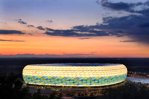 Bleibt Muenchen EM Gastgeber? Die Europaeische Fussball-Union hat den Druck auf den deutschen EM-Standort Muenchen erhoeht und eine Frist fuer eine Zuschauer-Garantie gesetzt. Am heutigen 23.04. will die Uefa entscheiden, ob Muenchen Spielort fuer drei Vorrundenspiele und ein Viertelfinale bleiben wird, Archivfoto: Die Allianz Arena erstrahlt in extravaganten Farben im Abendhimmel im Muenchener Norden am 16.05.2012 -drei Tage vor dem grossen Showdown -dem Spiel der Spiele.Stadion,Uebersicht,Aussenansicht, Fussballstadion. Fussball Champions League Finale 2012 FC Bayern Muenchen-FC Chelsea. Saison2011 12,A L L I A N Z A R E N A M U E N C H E N am 19.05.2012. Â