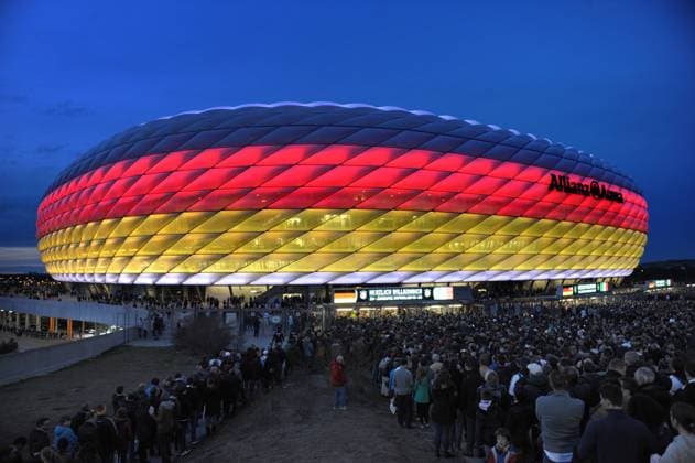 Bleibt Muenchen EM Gastgeber? Die Europaeische Fussball-Union hat den Druck auf den deutschen EM-Standort Muenchen erhoeht und eine Frist fuer eine Zuschauer-Garantie gesetzt. Am heutigen 23.04. will die Uefa entscheiden, ob Muenchen Spielort fuer drei Vorrundenspiele und ein Viertelfinale bleiben wird, Archivfoto: Allianz Arena strahlt in den Farben schwarz rot gold.Uebersicht,Aussenaufnahme.Beleuchtung,Licht. Fussball Laenderspiel, Freundschaftsspiel, Deutschland (GER) - Italien (ITA) 4-1, am 29.03.2016 in MUENCHEN A L L I A N Z A R E N A.