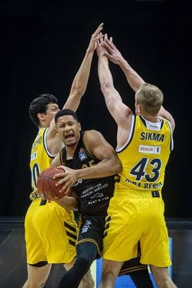 Basketball Berlin 22.04.2021 1. Bundesliga easyCredit-BBL BBL Saison 2020 2021 Alba Berlin - Basketball Löwen Braunschweig Karim Jallow (Braunschweig, No.35) Luke Sikma (Alba Berlin, No.43) Simone Fontecchio (Alba Berlin, No.20)