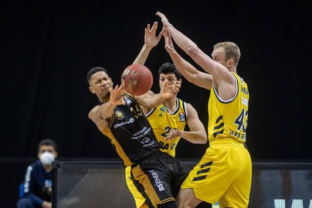 Basketball Berlin 22.04.2021 1. Bundesliga easyCredit-BBL BBL Saison 2020 2021 Alba Berlin - Basketball Löwen Braunschweig Karim Jallow (Braunschweig, No.35) Luke Sikma (Alba Berlin, No.43) Simone Fontecchio (Alba Berlin, No.20)