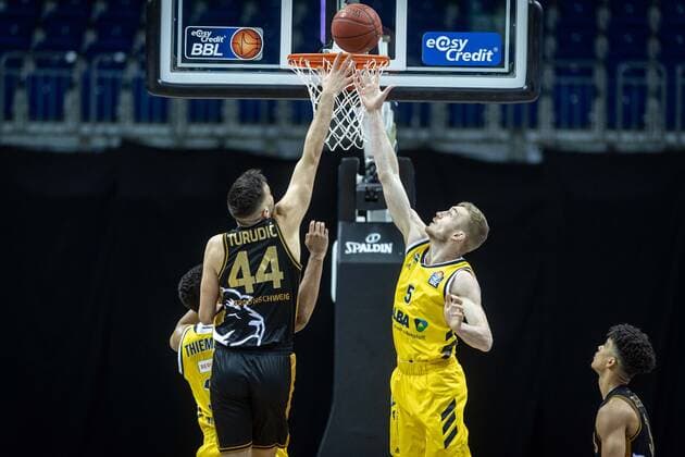 Basketball Berlin 22.04.2021 1. Bundesliga easyCredit-BBL BBL Saison 2020 2021 Alba Berlin - Basketball Löwen Braunschweig Niels Giffey (Alba Berlin, No.05) Benedikt Turudic (Braunschweig, No.44)