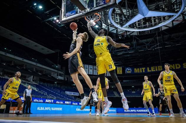 Basketball Berlin 22.04.2021 1. Bundesliga easyCredit-BBL BBL Saison 2020 2021 Alba Berlin - Basketball Löwen Braunschweig Jannik Göttsche (Braunschweig, No.12) Christ Koumadje (Alba Berlin, No.21)