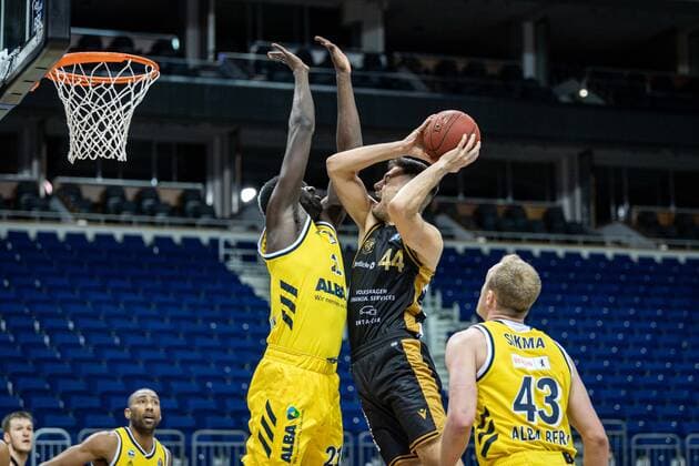 Basketball Berlin 22.04.2021 1. Bundesliga easyCredit-BBL BBL Saison 2020 2021 Alba Berlin - Basketball Löwen Braunschweig Benedikt Turudic (Braunschweig, No.44) Christ Koumadje (Alba Berlin, No.21) Luke Sikma (Alba Berlin, No.43)