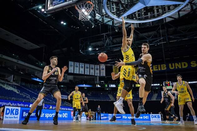 Basketball Berlin 22.04.2021 1. Bundesliga easyCredit-BBL BBL Saison 2020 2021 Alba Berlin - Basketball Löwen Braunschweig bbbs13 Johannes Thiemann (Alba Berlin, No.32) Benedikt Turudic (Braunschweig, No.44)