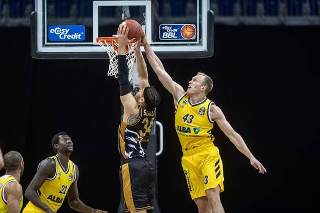 Basketball Berlin 22.04.2021 1. Bundesliga easyCredit-BBL BBL Saison 2020 2021 Alba Berlin - Basketball Löwen Braunschweig Gavin Schilling (Braunschweig, No.34) Luke Sikma (Alba Berlin, No.43)