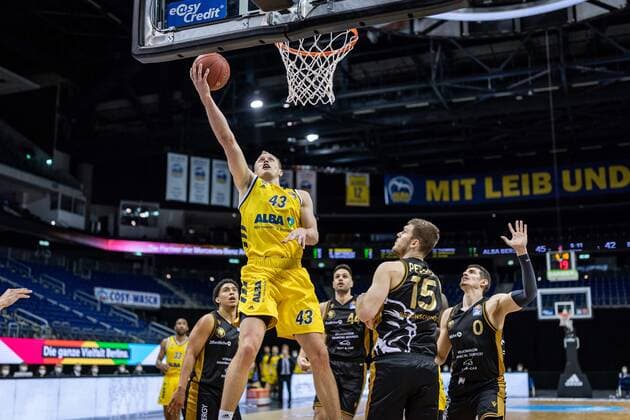 Basketball Berlin 22.04.2021 1. Bundesliga easyCredit-BBL BBL Saison 2020 2021 Alba Berlin - Basketball Löwen Braunschweig Luke Sikma (Alba Berlin, No.43) Martin Peterka (Braunschweig, No.15)