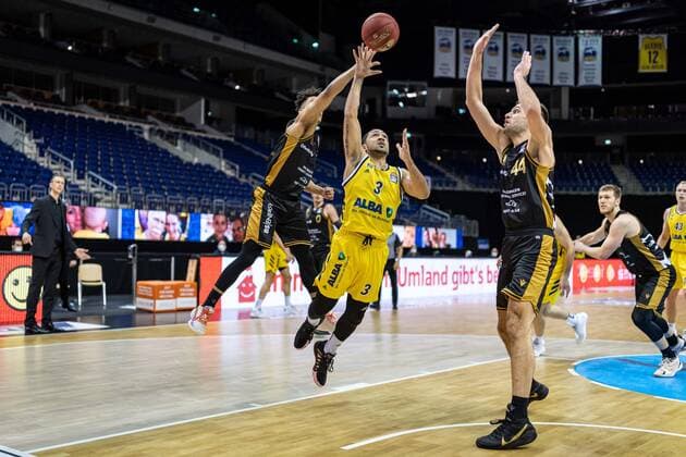 Basketball Berlin 22.04.2021 1. Bundesliga easyCredit-BBL BBL Saison 2020 2021 Alba Berlin - Basketball Löwen Braunschweig Peyton Siva (Alba Berlin, No.03) Garai Zeeb (Braunschweig, No.03) li. Benedikt Turudic (Braunschweig, No.44)