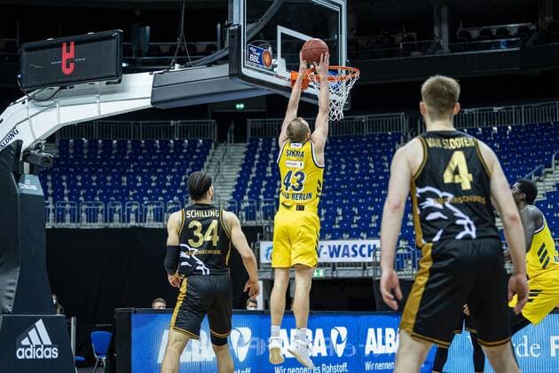 Basketball Berlin 22.04.2021 1. Bundesliga easyCredit-BBL BBL Saison 2020 2021 Alba Berlin - Basketball Löwen Braunschweig Luke Sikma (Alba Berlin, No.43) Gavin Schilling (Braunschweig, No.34)