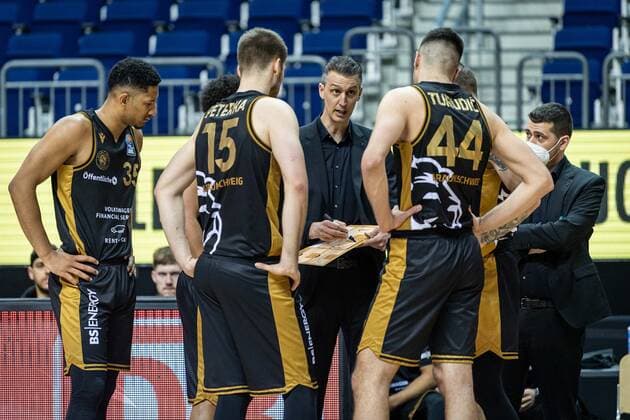 Basketball Berlin 22.04.2021 1. Bundesliga easyCredit-BBL BBL Saison 2020 2021 Alba Berlin - Basketball Löwen Braunschweig Pete Strobl (Braunschweig, Trainer) Benedikt Turudic (Braunschweig, No.44) Martin Peterka (Braunschweig, No.15)