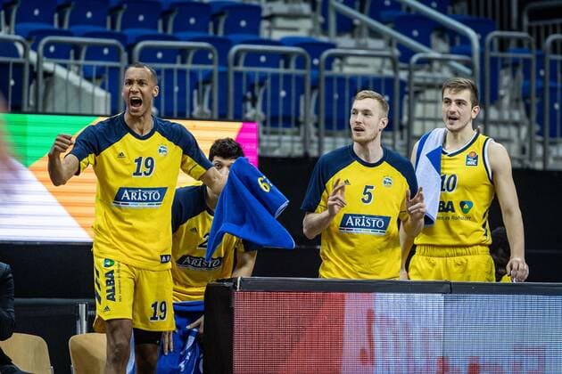Basketball Berlin 22.04.2021 1. Bundesliga easyCredit-BBL BBL Saison 2020 2021 Alba Berlin - Basketball Löwen Braunschweig Louis Olinde (Alba Berlin, No.19) Niels Giffey (Alba Berlin, No.05) Tim Schneider (Alba Berlin, No.10) Jubel