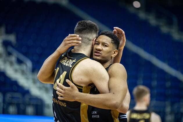 Basketball Berlin 22.04.2021 1. Bundesliga easyCredit-BBL BBL Saison 2020 2021 Alba Berlin - Basketball Löwen Braunschweig Benedikt Turudic (Braunschweig, No.44) Karim Jallow (Braunschweig, No.35) Jubel