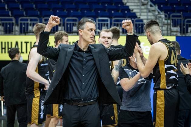 Basketball Berlin 22.04.2021 1. Bundesliga easyCredit-BBL BBL Saison 2020 2021 Alba Berlin - Basketball Löwen Braunschweig Jubel Team Braunschweig Pete Strobl (Braunschweig, Trainer)