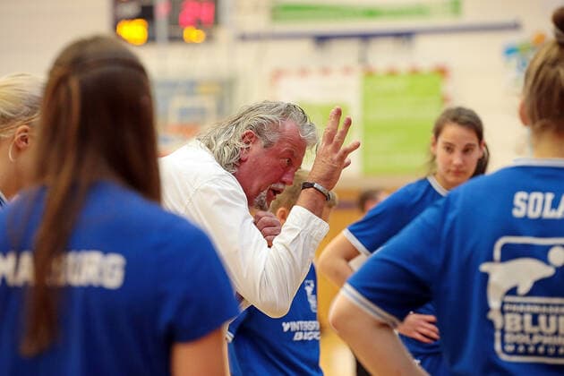 22.04.2021, xovx, Basketball Damen Bundesliga - Playoffs Spiel um Platz 3, Spiel 1, BC pharmaserv Marburg - Herner TC Head Coach Christoph Wysocki (BC Pharmaserv Marburg) mit Anweisungen an sein Team. Marburg Sporthalle Georg Gaßmann Stadion Hessen Deutschland (DE)