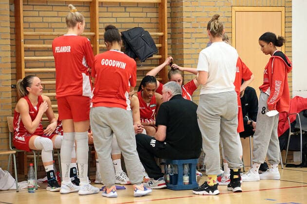 22.04.2021, xovx, Basketball Damen Bundesliga - Playoffs Spiel um Platz 3, Spiel 1, BC pharmaserv Marburg - Herner TC Anweisungen von Head Coach Predrag Stanojcic (Herner TC) an sein Team. Marburg Sporthalle Georg Gaßmann Stadion Hessen Deutschland (DE)