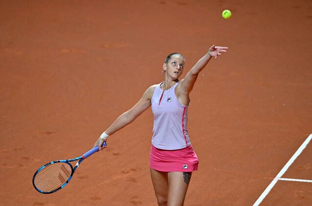 Karolina Pliskova (CZE) Aktion Aufschlag Viertelfinale Tennis Damen Porsche-Cup Porsche Tennis Grand Prix GP Stuttgart 2021 Porsche-Arena 23.04.2021 Porsche Tennis Grand Prix Stuttgart 2021