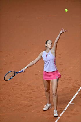 Karolina Pliskova (CZE) Aktion Aufschlag Viertelfinale Tennis Damen Porsche-Cup Porsche Tennis Grand Prix GP Stuttgart 2021 Porsche-Arena 23.04.2021 Porsche Tennis Grand Prix Stuttgart 2021