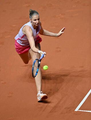 Karolina Pliskova (CZE) Aktion Viertelfinale Tennis Damen Porsche-Cup Porsche Tennis Grand Prix GP Stuttgart 2021 Porsche-Arena 23.04.2021 Porsche Tennis Grand Prix Stuttgart 2021