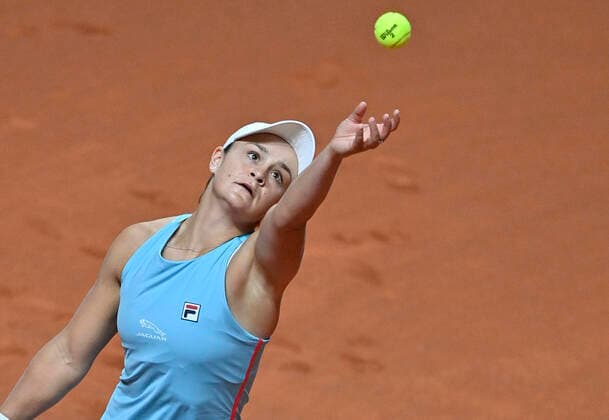 Ashleigh Barty (AUS) Aktion Aufschlag Viertelfinale Tennis Damen Porsche-Cup Porsche Tennis Grand Prix GP Stuttgart 2021 Porsche-Arena 23.04.2021 Porsche Tennis Grand Prix Stuttgart 2021