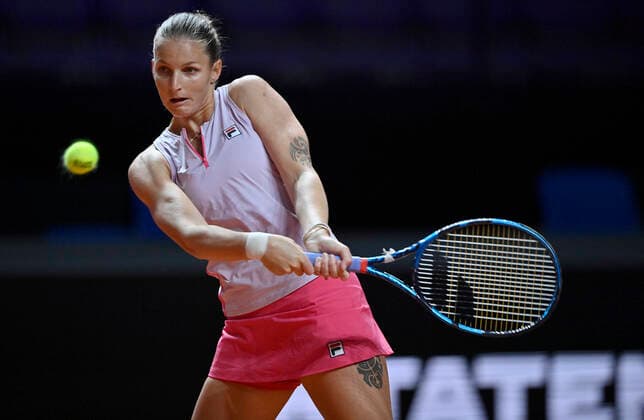 Karolina Pliskova (CZE) Aktion Viertelfinale Tennis Damen Porsche-Cup Porsche Tennis Grand Prix GP Stuttgart 2021 Porsche-Arena 23.04.2021 Porsche Tennis Grand Prix Stuttgart 2021