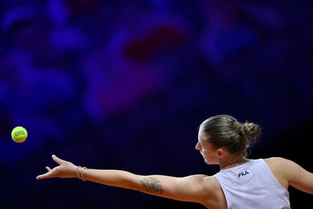 Karolina Pliskova (CZE) Aktion Aufschlag Viertelfinale Tennis Damen Porsche-Cup Porsche Tennis Grand Prix GP Stuttgart 2021 Porsche-Arena 23.04.2021 Porsche Tennis Grand Prix Stuttgart 2021