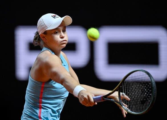 Ashleigh Barty (AUS) Aktion Viertelfinale Tennis Damen Porsche-Cup Porsche Tennis Grand Prix GP Stuttgart 2021 Porsche-Arena 23.04.2021 Porsche Tennis Grand Prix Stuttgart 2021