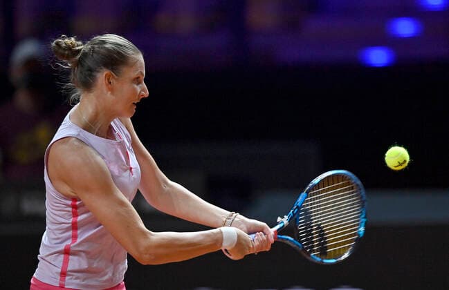 Karolina Pliskova (CZE) Aktion Viertelfinale Tennis Damen Porsche-Cup Porsche Tennis Grand Prix GP Stuttgart 2021 Porsche-Arena 23.04.2021 Porsche Tennis Grand Prix Stuttgart 2021