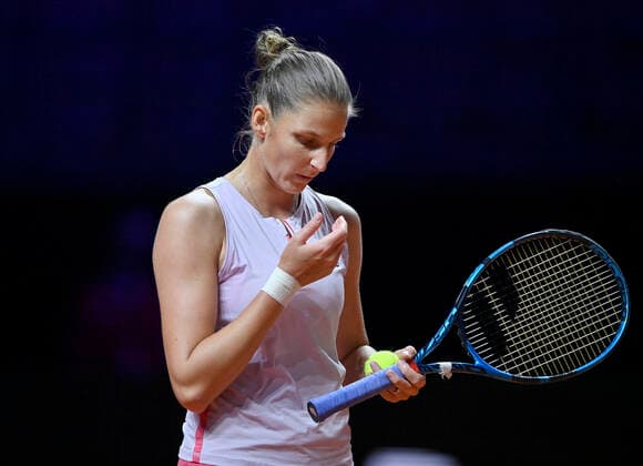 Karolina Pliskova (CZE) Aktion Viertelfinale Tennis Damen Porsche-Cup Porsche Tennis Grand Prix GP Stuttgart 2021 Porsche-Arena 23.04.2021 Porsche Tennis Grand Prix Stuttgart 2021