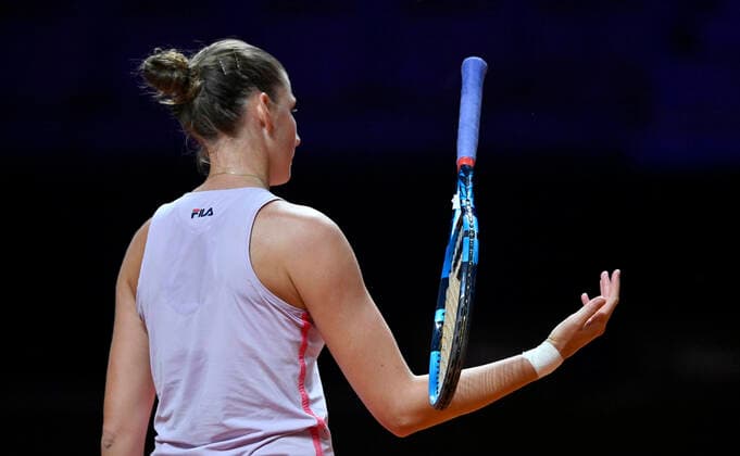 Karolina Pliskova (CZE) enttäuscht sauer wirft Schläger Viertelfinale Tennis Damen Porsche-Cup Porsche Tennis Grand Prix GP Stuttgart 2021 Porsche-Arena 23.04.2021 Porsche Tennis Grand Prix Stuttgart 2021