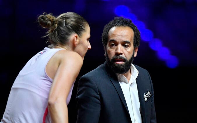Karolina Pliskova (CZE) im Gespräch Diskussion mit Stuhlschiedsrichter Schiedsrichter Kader Nouni (FRA) wegen strittiger Entscheidung Viertelfinale Tennis Damen Porsche-Cup Porsche Tennis Grand Prix GP Stuttgart 2021 Porsche-Arena 23.04.2021 Porsche Tennis Grand Prix Stuttgart 2021
