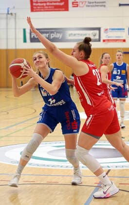 22.04.2021, xovx, Basketball Damen Bundesliga - Playoffs Spiel um Platz 3, Spiel 1, BC pharmaserv Marburg - Herner TC v.l. Hanna Crymble (BC Pharmaserv Marburg), Sarah Polleros (Herner TC) Marburg Sporthalle Georg Gaßmann Stadion Hessen Deutschland (DE)