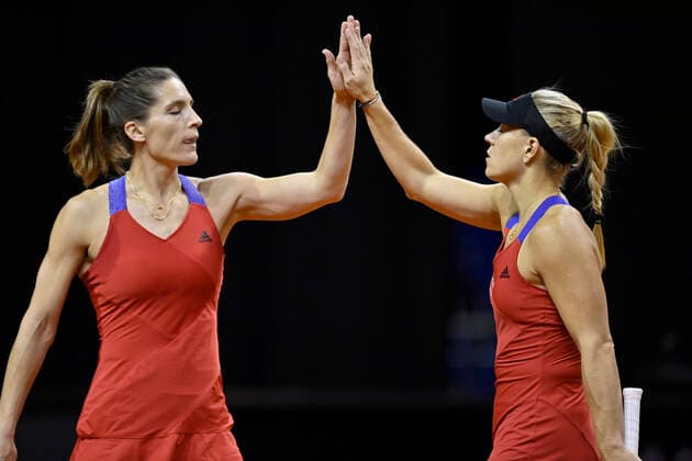 Doppel Angelique KERBER (GER) mit Andrea PETKOVIC (GER) (links) Abklatschen Tennis Damen Porsche-Cup Porsche Tennis Grand Prix GP Stuttgart 2021 Porsche-Arena 23.04.2021 Porsche Tennis Grand Prix Stuttgart 2021