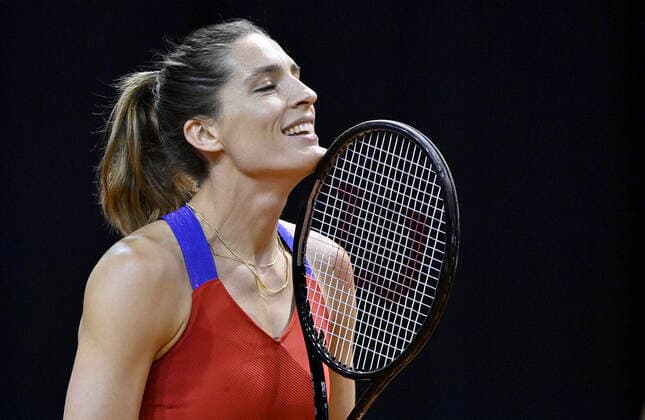 Sport Bilder des Tages Doppel Angelique KERBER (GER) (nicht im Bild) mit Andrea PETKOVIC (GER) Petkovic hat Spaß Gestik, Geste Tennis Damen Porsche-Cup Porsche Tennis Grand Prix GP Stuttgart 2021 Porsche-Arena 23.04.2021 Porsche Tennis Grand Prix Stuttgart 2021