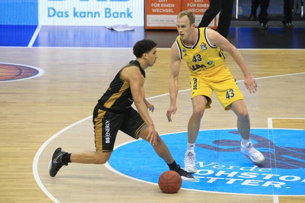 DEU, GER, easyCredit BBL, ALBA vs. Basketball Loewen Braunschweig, 22.04.2021, Mercedes-Benz-Arena, Berlin, DEU, GER, easyCredit BBL, ALBA vs. Basketball Loewen Braunschweig, im Bild Luke Sikma (ALBA Berlin 43), James Robinson (Braunschweig 8)