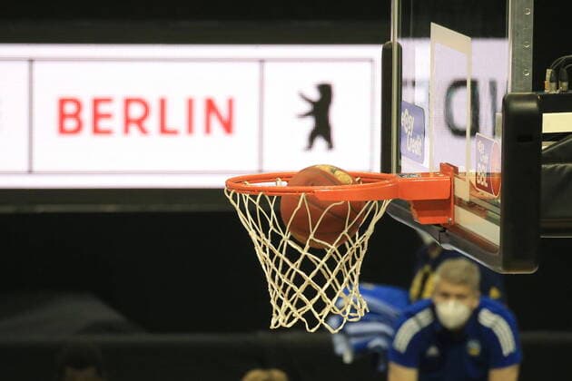 DEU, GER, easyCredit BBL, ALBA vs. Basketball Loewen Braunschweig, 22.04.2021, Mercedes-Benz-Arena, Berlin, DEU, GER, easyCredit BBL, ALBA vs. Basketball Loewen Braunschweig, im Bild Spielerball und Korb vor Berlin Werbung