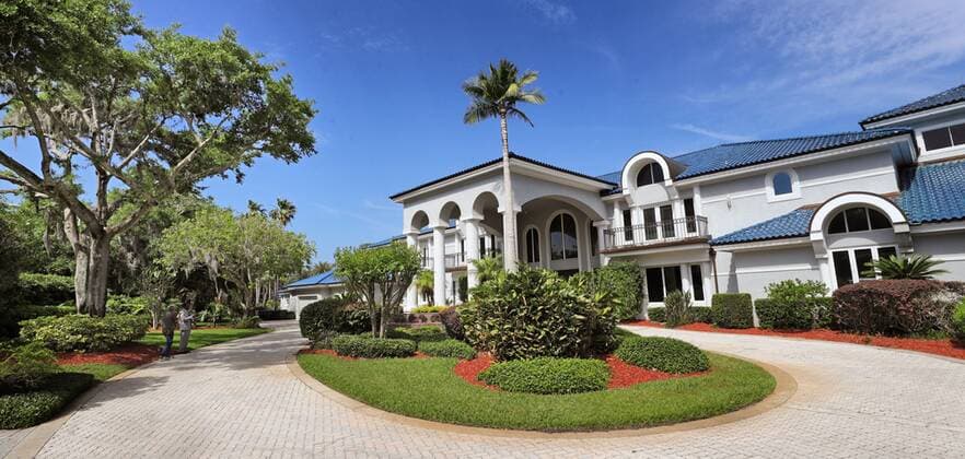 Basketball, Anwesen von Shaquille O Neal in Orlando zum Verkauf April 23, 2021: A view of the front of the 31,000 square-foot-home currently owned by NBA, Basketball Herren, USA legend Shaquille O Neal, located at 9927 Giffin Court, in Windermere, photographed Wednesday, April 14, 2021. The lakefront house is for sale for 6.5 million and includes 12 bedrooms, 11.5 bathrooms and its own movie theater, cigar bar and an indoor regulation basketball court. - ZUMAm67_ 0116929128st Copyright: xJoexBurbankx
