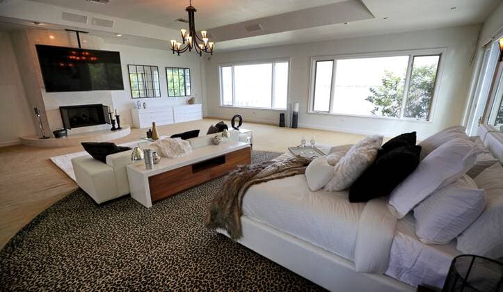 Basketball, Anwesen von Shaquille O Neal in Orlando zum Verkauf April 23, 2021: The master bedroom in the 31,000 square-foot-home currently owned by NBA, Basketball Herren, USA legend Shaquille O Neal, located at 9927 Giffin Court, in Windermere, photographed Wednesday, April 14, 2021. The lakefront house is for sale for 6.5 million and includes 12 bedrooms, 11.5 bathrooms and its own movie theater, cigar bar and an indoor regulation basketball court. - ZUMAm67_ 0116929155st Copyright: xJoexBurbankx