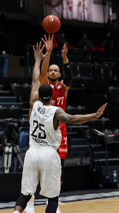 23.04.2021, Basketball, BBL 2020 2021, 30. Spieltag, Hamburg Towers - s.Oliver Wuerzburg, GER, Hamburg, edel-optics.de Arena, Bild: v. li. Alex King (s.Oliver Wuerzburg) hi. mit einem Dreier, Terry Allen (Hamburg Towers) Copyright: HMBxMedia xHeikoxBecker